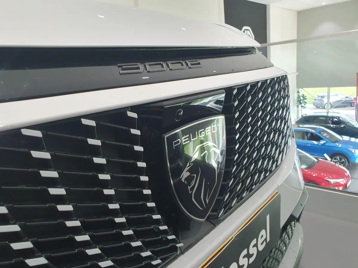 1.2 Hybrid 136 Allure | Automaat | Navi | Camera | Dodehoek detectie | Cruise control adaptief |