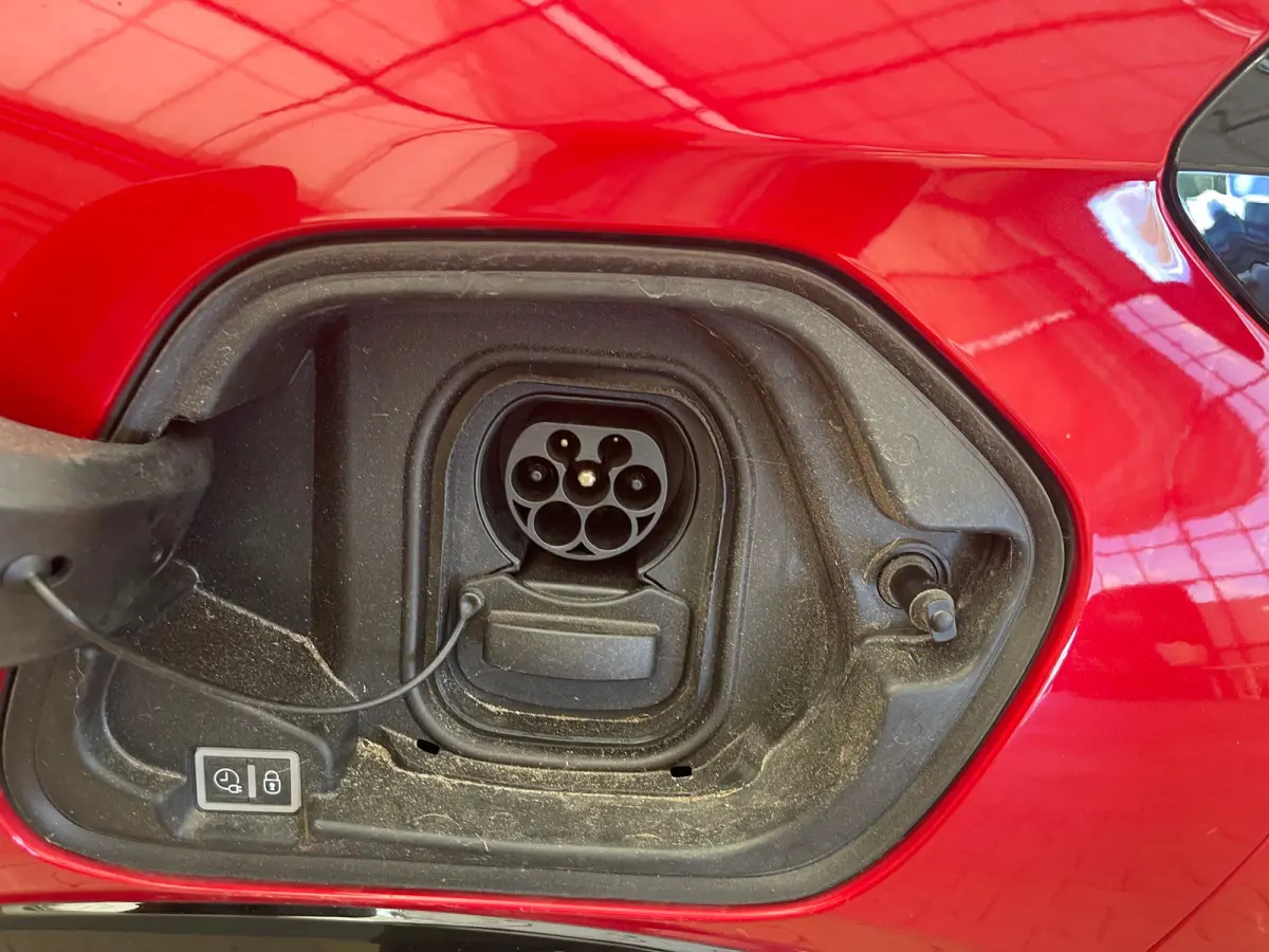 EV GT 350 50 kWh Panorama Dak | Leder/Alcantara | Stoelverwarming | Parkeersensoren Rondom | Camera | Navigatie | Achteruitrijcamera | Airco (automatisch) | Cruise control adaptief met Stop&