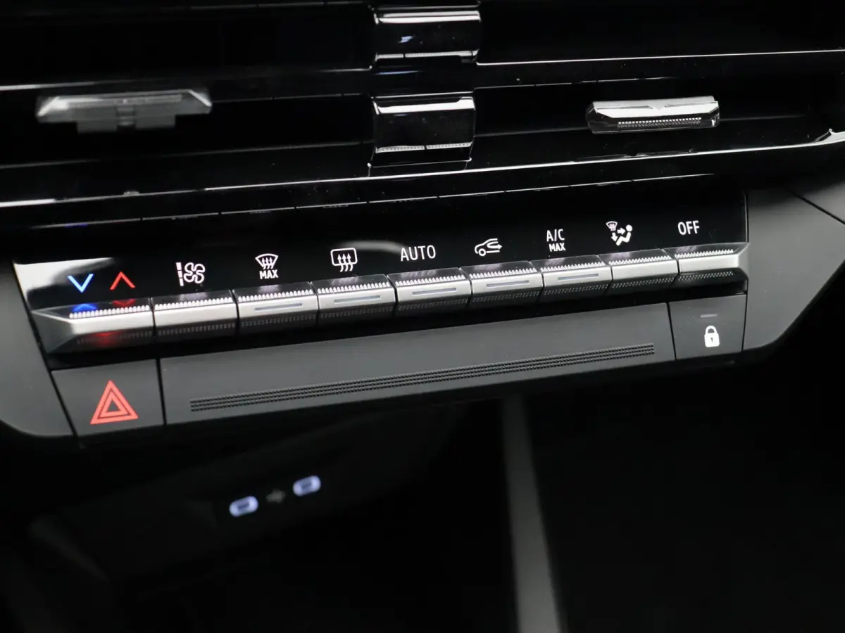 TCe 115pk techno | Vijf jaar garantie | Stoelverwarming | 18" LMV | Blind spot warning |