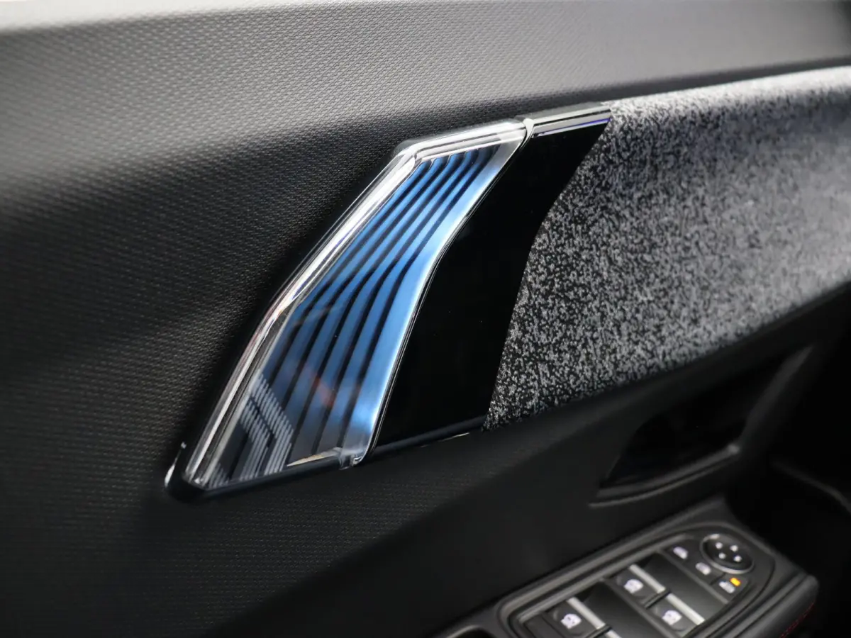TCe 115pk techno | Vijf jaar garantie | Stoelverwarming | 18" LMV | Blind spot warning |