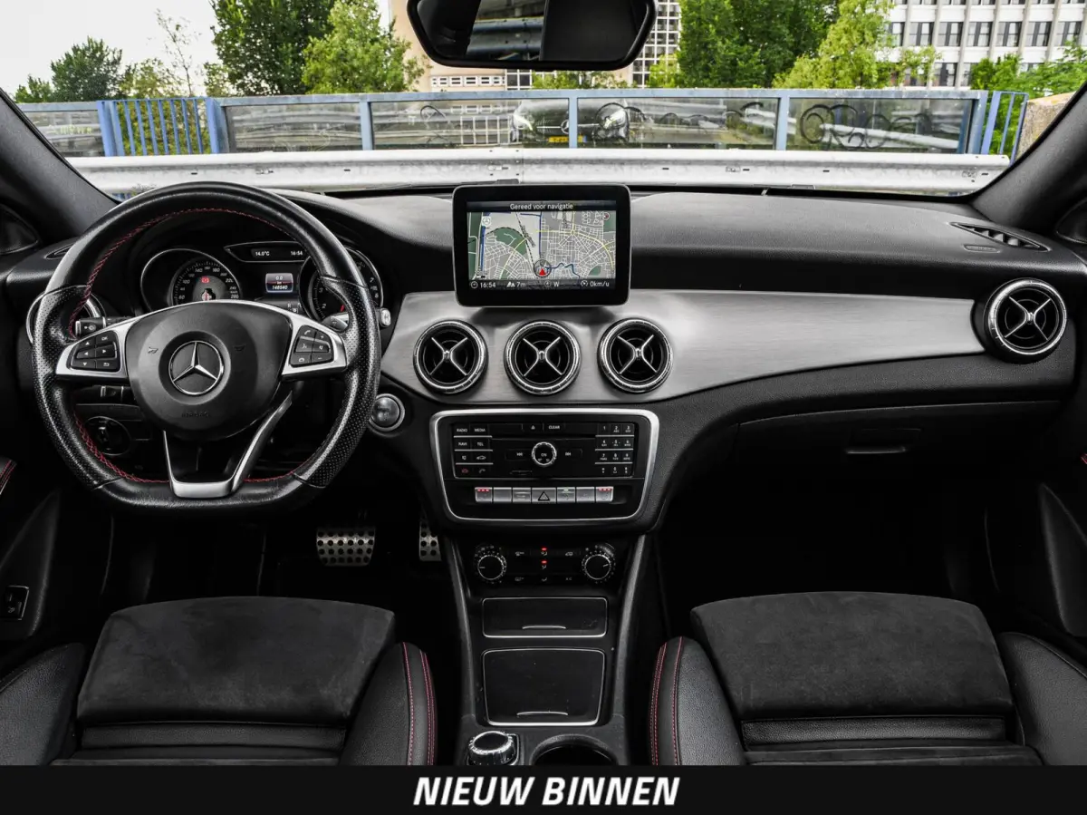180 Business Solution AMG Night Upgrade | Panoramadak | Camera | Apple CarPlay/Android Auto | LED | Navigatie| Stoelverwarming | 18"