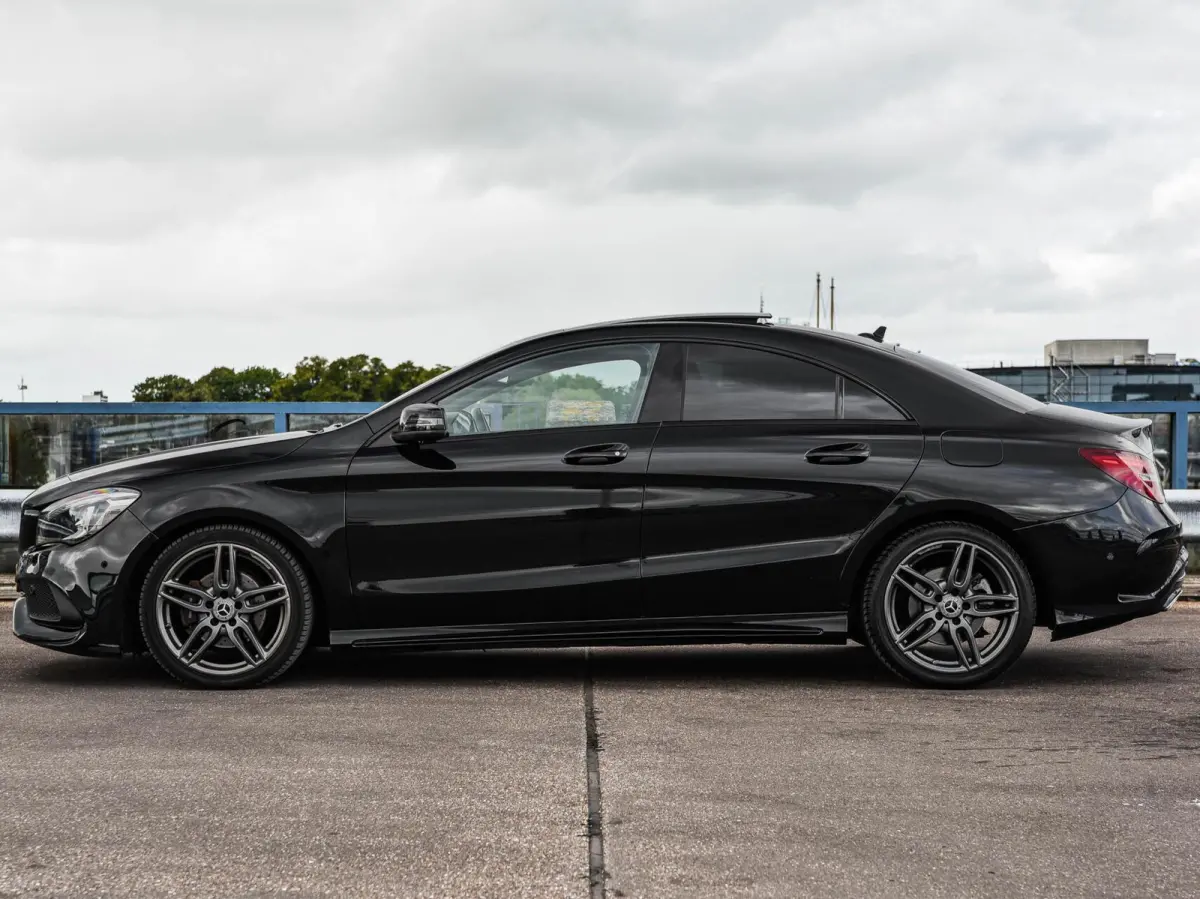 180 Business Solution AMG Night Upgrade | Panoramadak | Camera | Apple CarPlay/Android Auto | LED | Navigatie| Stoelverwarming | 18"