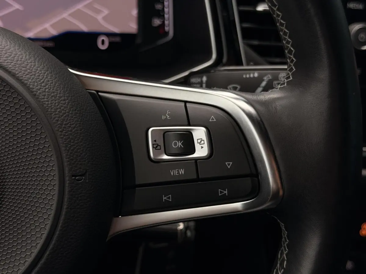 1.5 TSI Sport+ Black Edition | CAM | ADAPT.CRUISE | CARPLAY | NAV | PDC | LED | DIGI.DASH | SPORTSTOELEN | 18" LMV