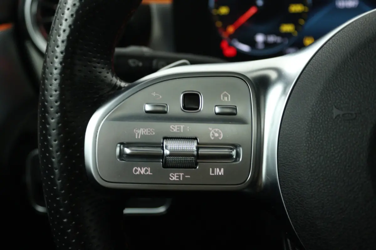 180 AMG Line (PANORAMADAK, SFEERVERLICHTING, STOELVERWARMING, CAMERA)