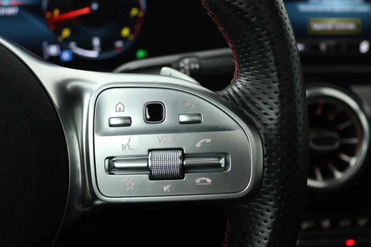 180 AMG Line (PANORAMADAK, SFEERVERLICHTING, STOELVERWARMING, CAMERA)