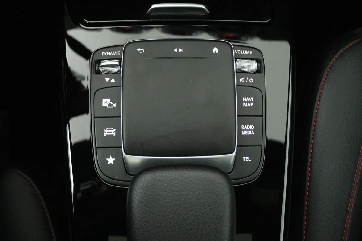 180 AMG Line (PANORAMADAK, SFEERVERLICHTING, STOELVERWARMING, CAMERA)
