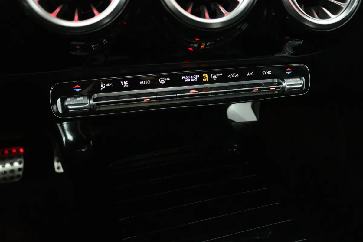 180 AMG Line (PANORAMADAK, SFEERVERLICHTING, STOELVERWARMING, CAMERA)