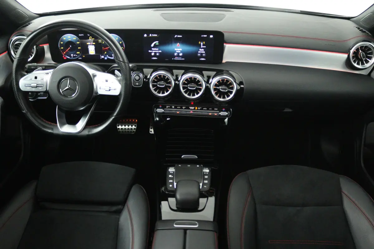 180 AMG Line (PANORAMADAK, SFEERVERLICHTING, STOELVERWARMING, CAMERA)