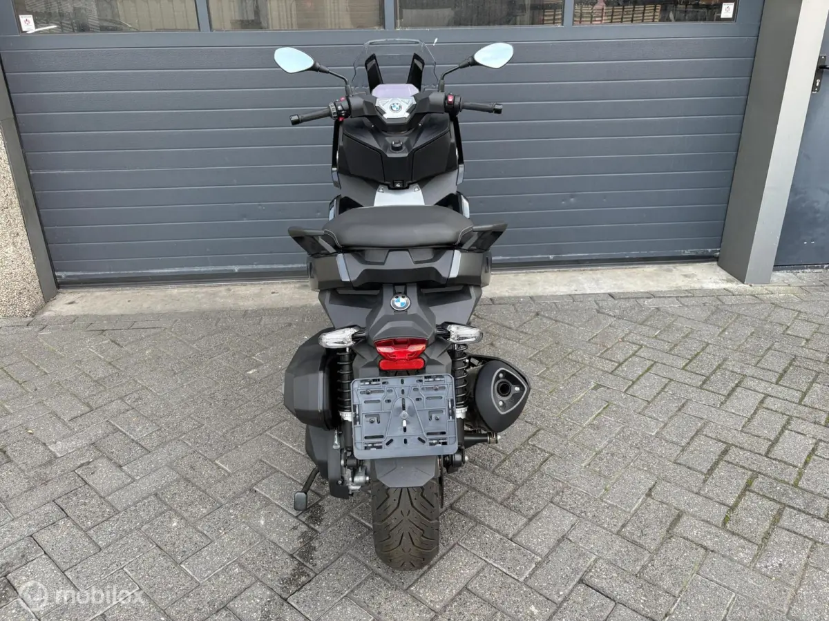 NIEUWSTAAT / 147KM GELOPEN