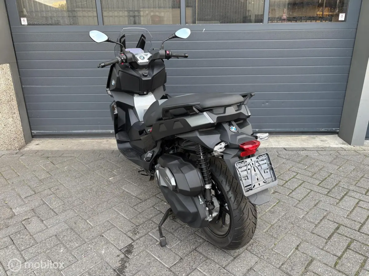 NIEUWSTAAT / 147KM GELOPEN