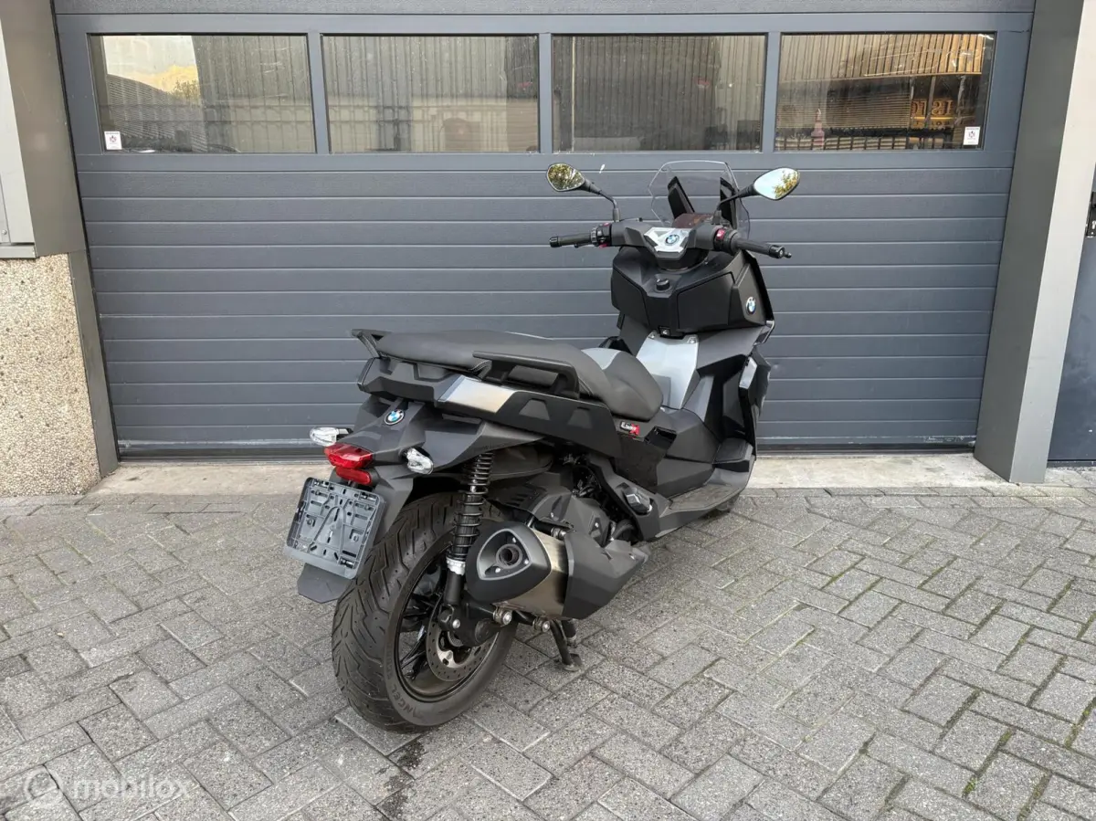 NIEUWSTAAT / 147KM GELOPEN