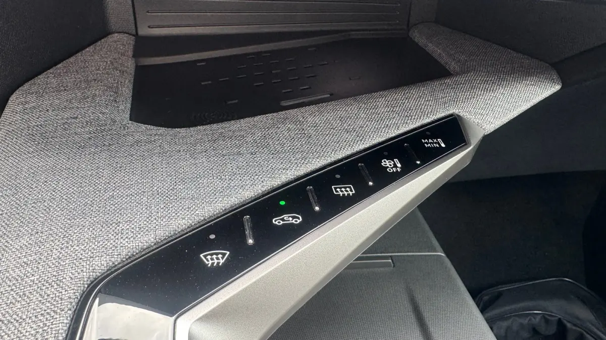 GT Exclusive | Adaptieve cruise control met Stop&Go functie | Elektrische parkeerrem | Extra getinte achterste zijruiten en achterruit
