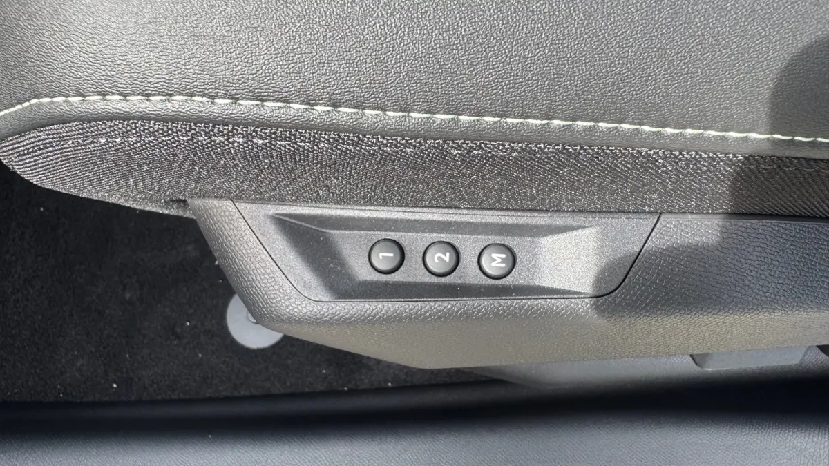 GT Exclusive | Adaptieve cruise control met Stop&Go functie | Elektrische parkeerrem | Extra getinte achterste zijruiten en achterruit