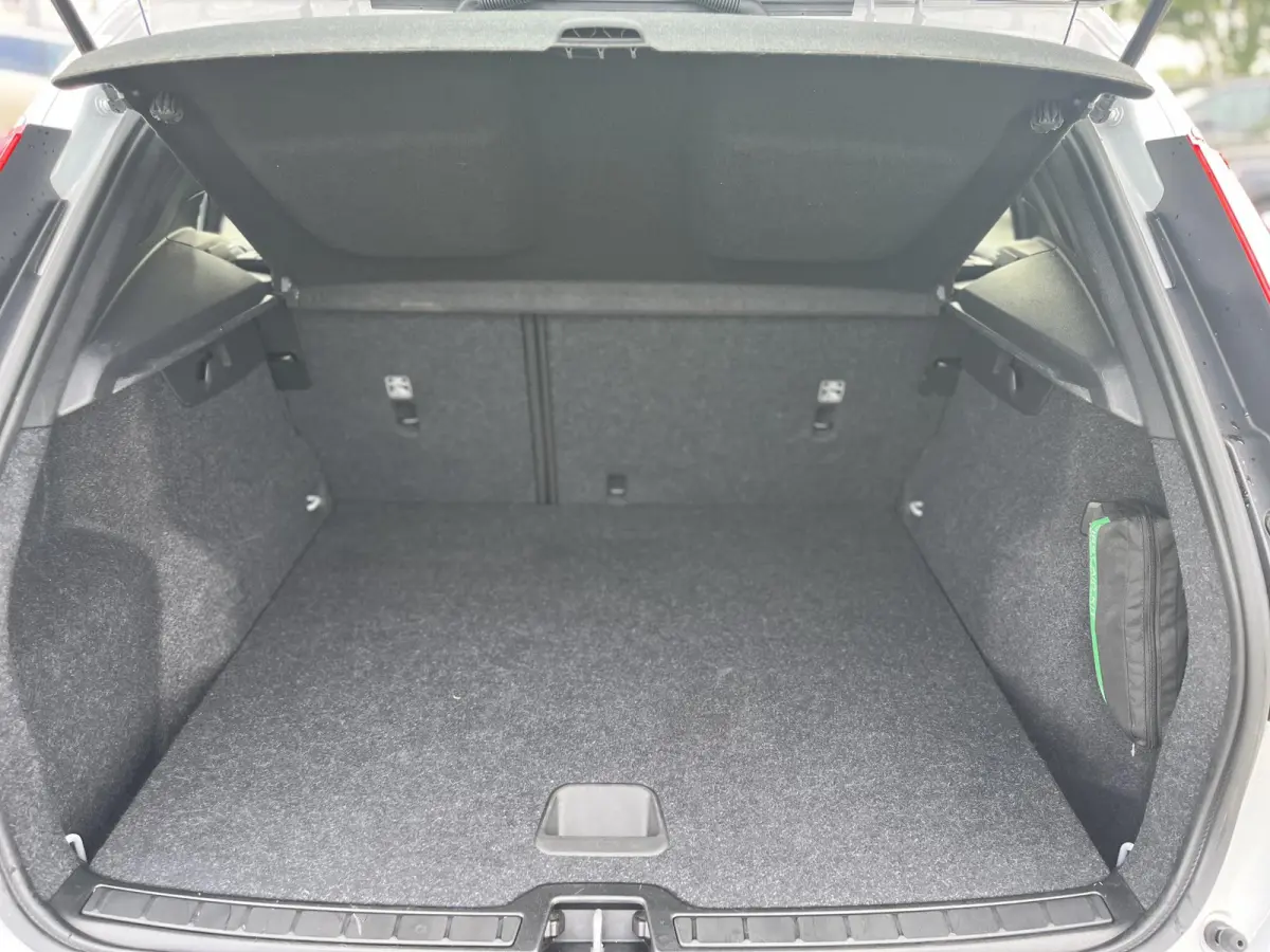 T2 Momentum | Parkeercamera | Climate Control | Apple Carplay |