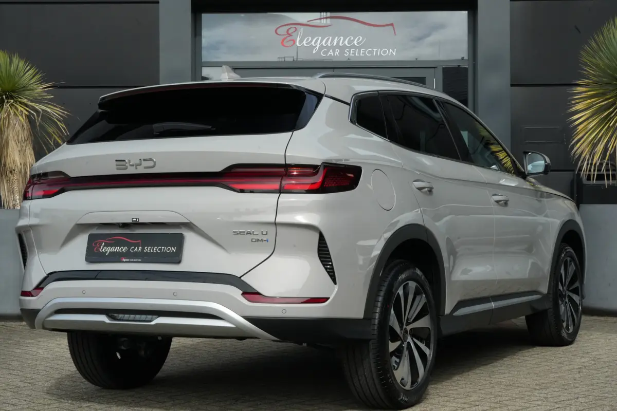 1.5 DM-i PHEV AWD Design | 324 PK | Pano | 360° Camera | HUD | BYD SEAL U 1.5 DM-i PHEV AWD Design met 324 PK, Plug-in hybride aandrijving, Panoramadak, Head-Up Display, 360° camera, adapt