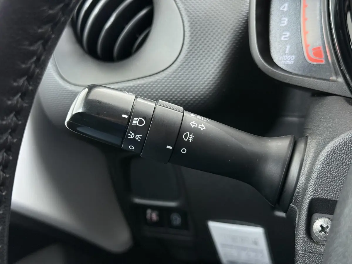 5-deurs Feel 72pk | Airco | Radio met Bluetooth | Lederen stuurwiel | Snelheidsbegrenzer | LED dagrijverlichting | Getinte ramen | In hoogte verstelbare bestuurdersstoel