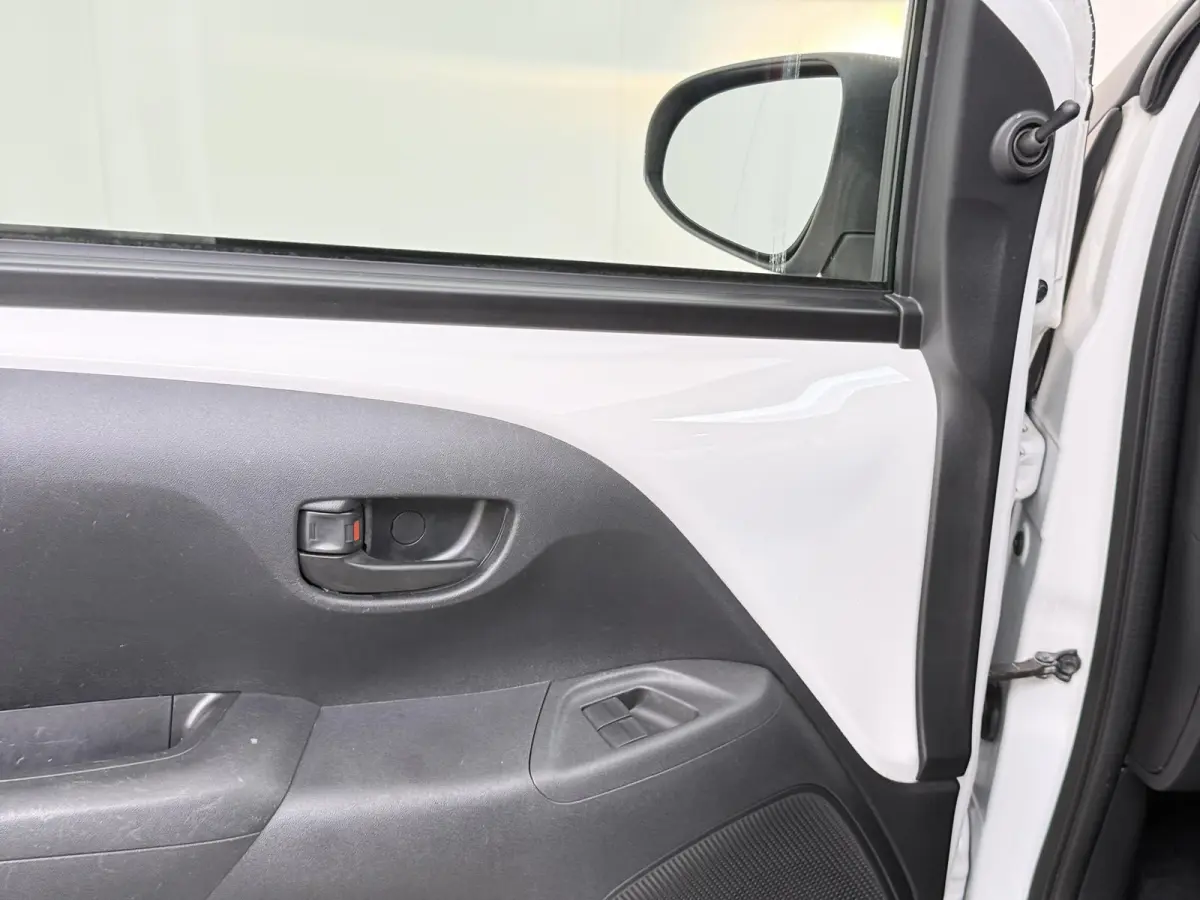 5-deurs Feel 72pk | Airco | Radio met Bluetooth | Lederen stuurwiel | Snelheidsbegrenzer | LED dagrijverlichting | Getinte ramen | In hoogte verstelbare bestuurdersstoel