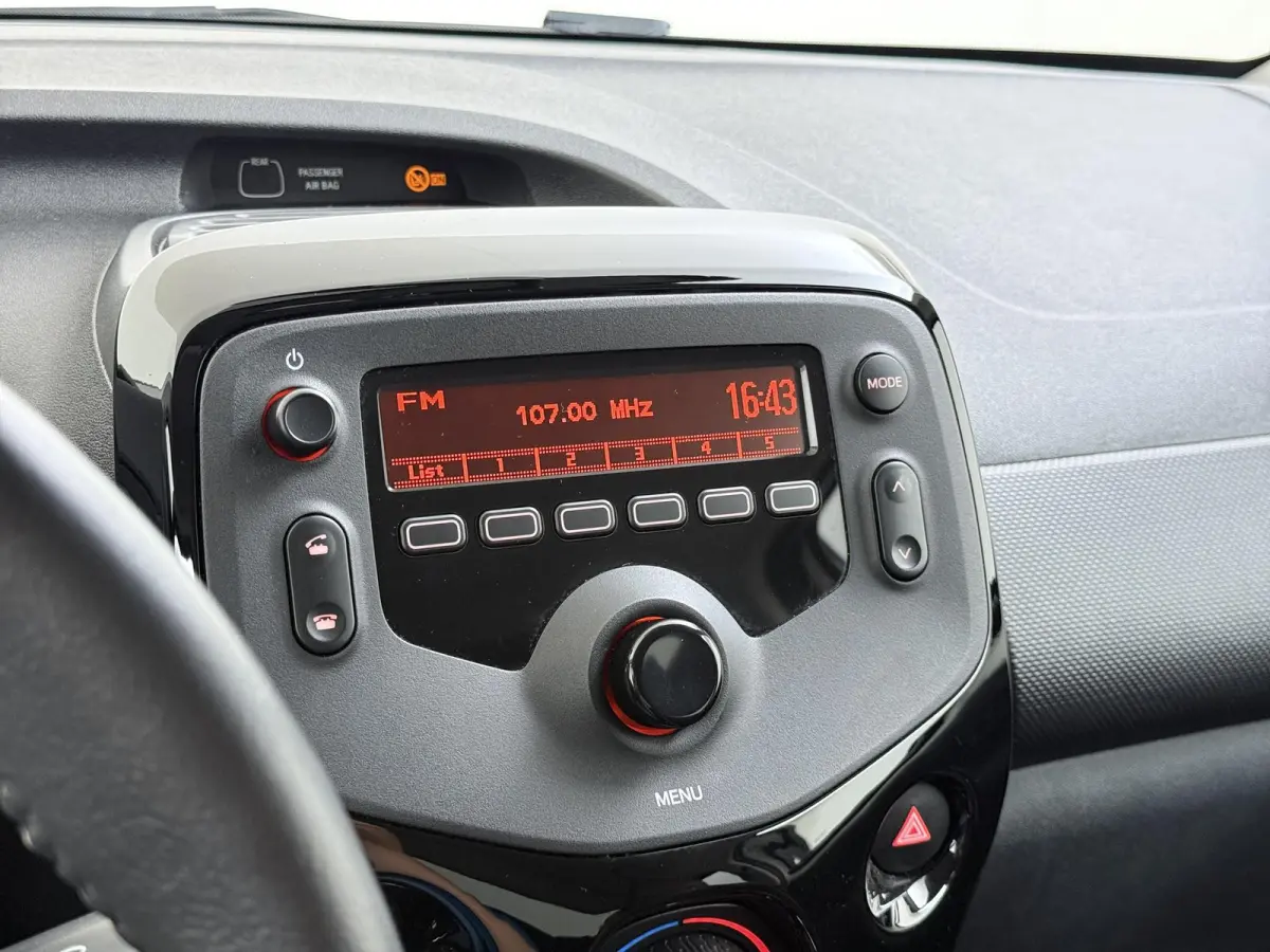 5-deurs Feel 72pk | Airco | Radio met Bluetooth | Lederen stuurwiel | Snelheidsbegrenzer | LED dagrijverlichting | Getinte ramen | In hoogte verstelbare bestuurdersstoel