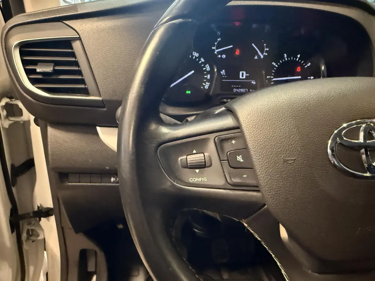 2.0 D-4D Black Line |EURO 6|CARPLAY|CLIMA|TREKHAAK|A.CAMERA|PDC|CRUISE|2.500KG TREKGEWICHT|