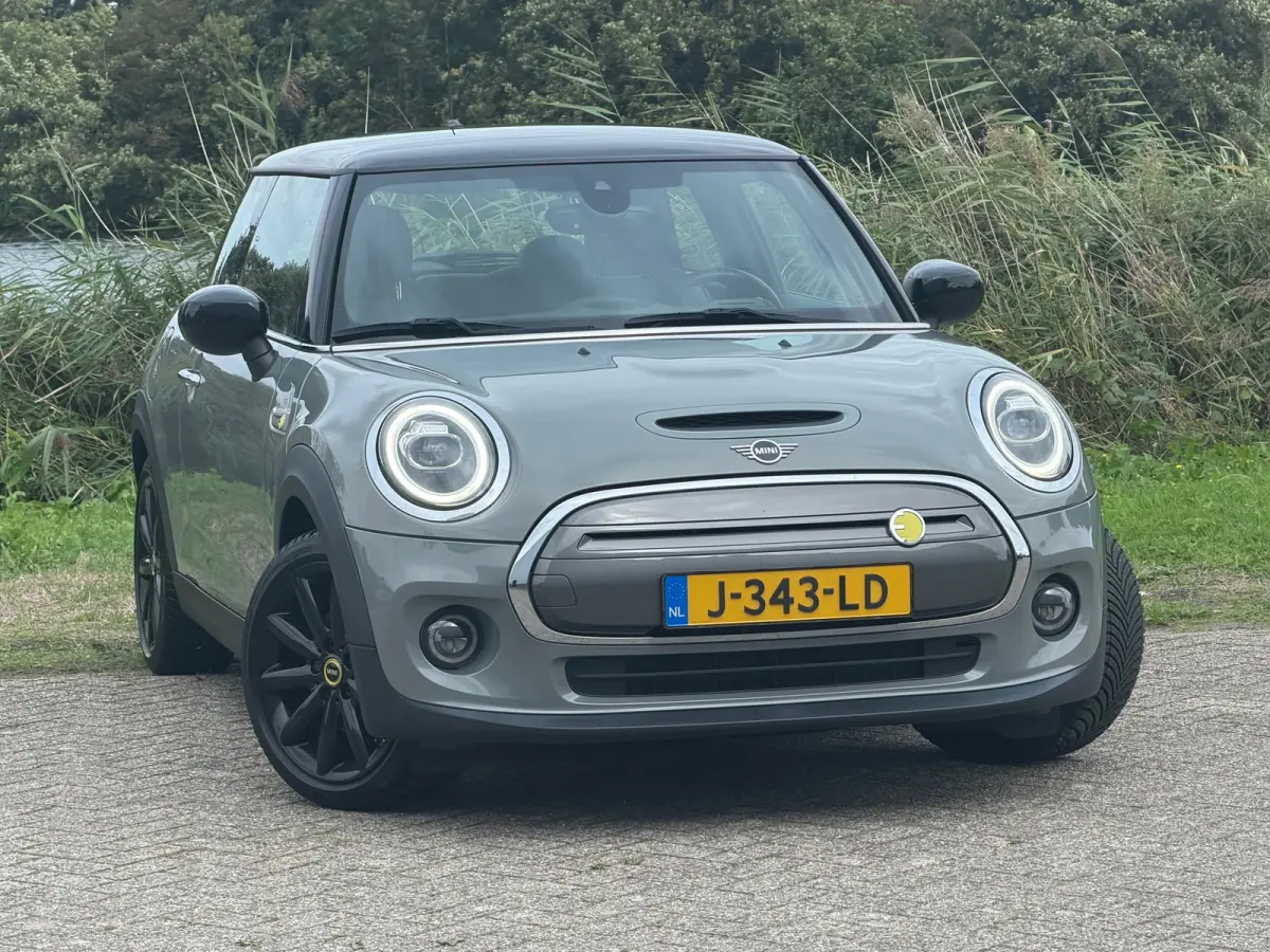 Essential 33 kWh - Moonwalk Grey/Black - Carplay/Cruise/Camera