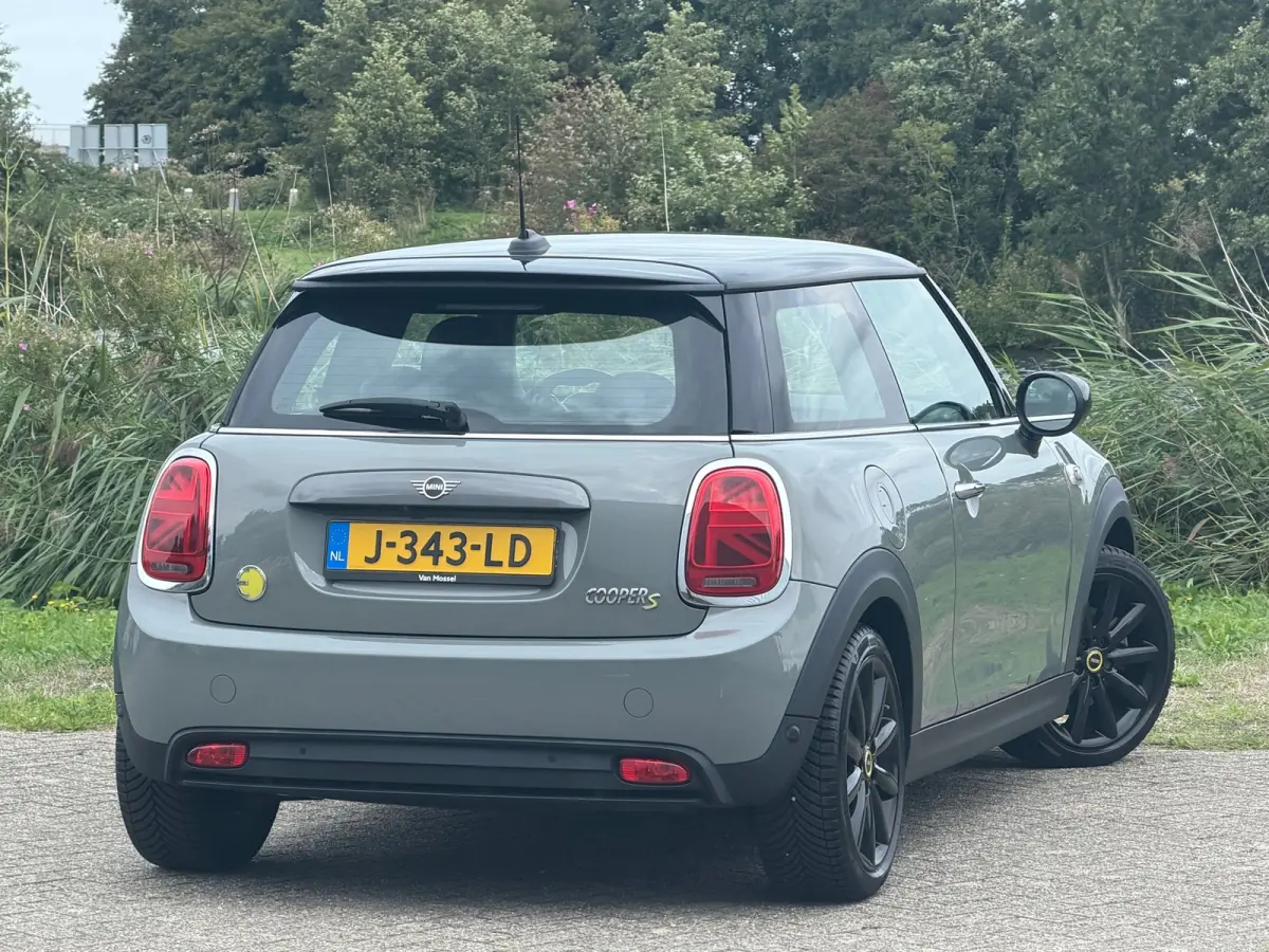Essential 33 kWh - Moonwalk Grey/Black - Carplay/Cruise/Camera