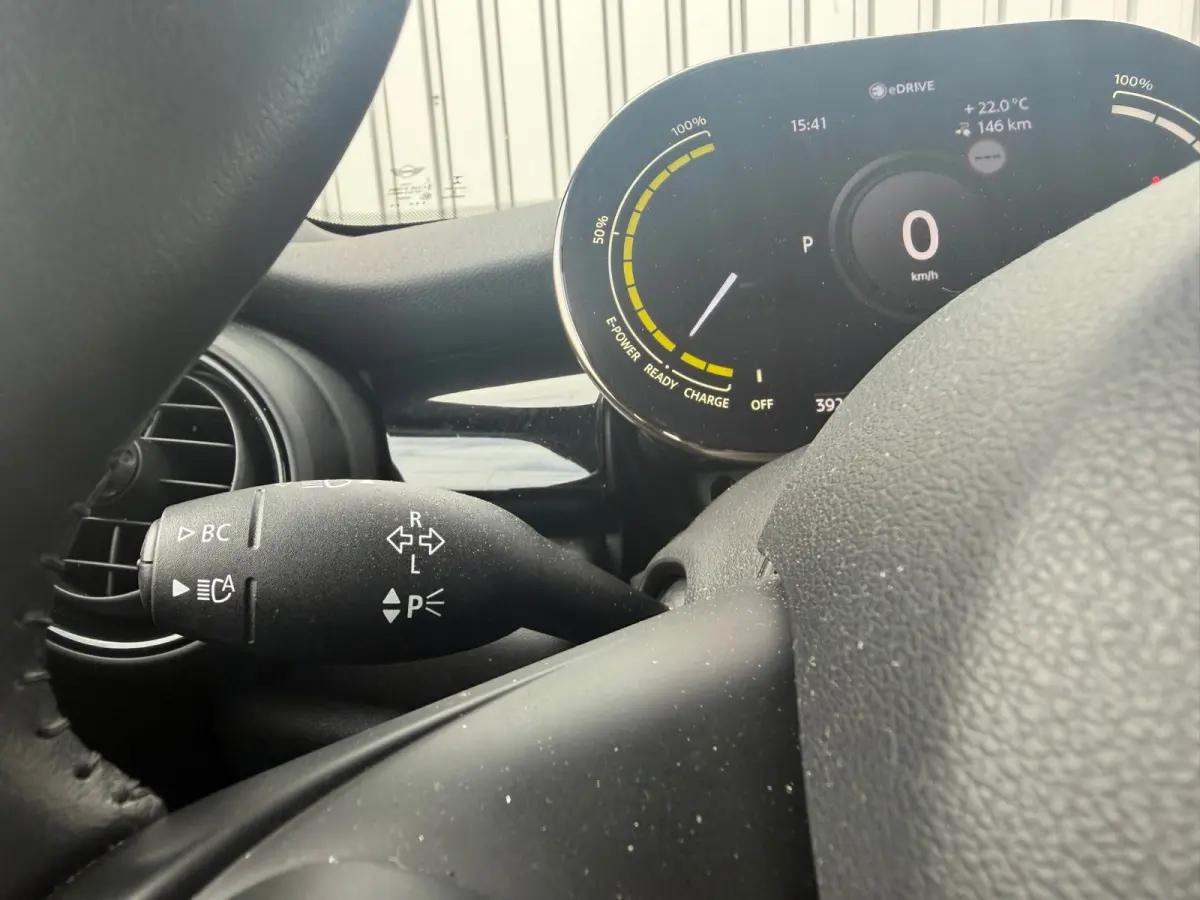 Essential 33 kWh - Moonwalk Grey/Black - Carplay/Cruise/Camera