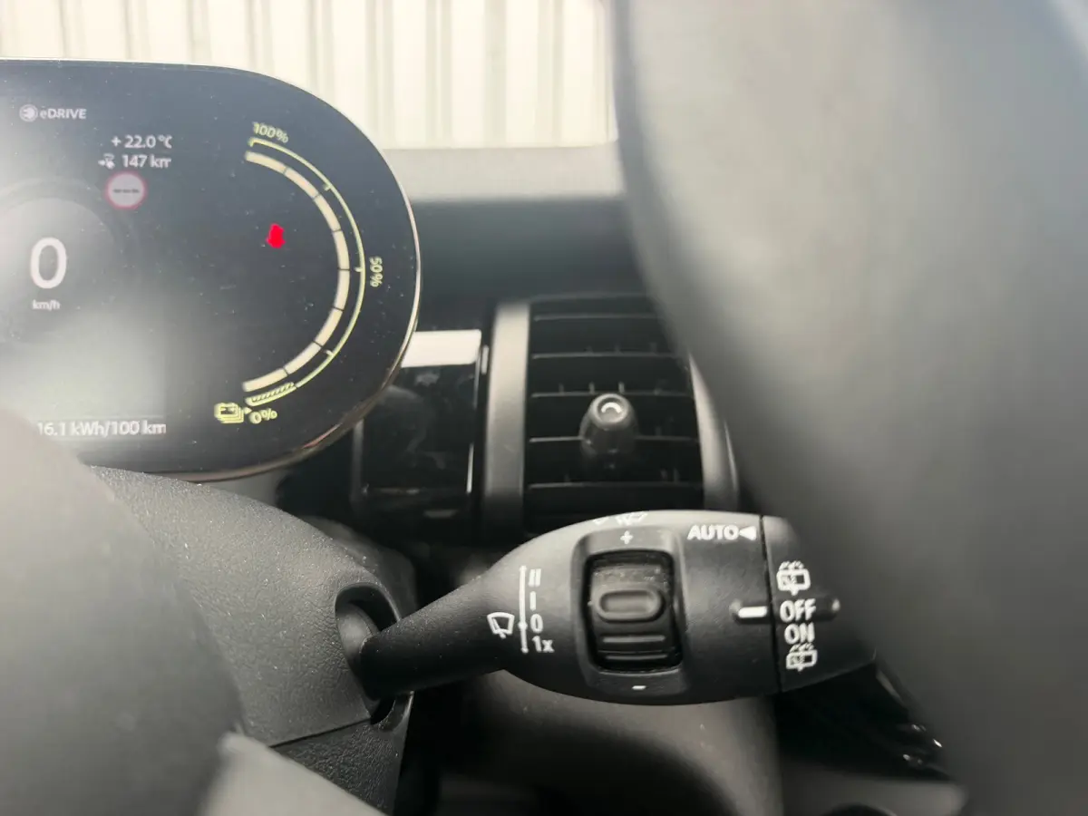 Essential 33 kWh - Moonwalk Grey/Black - Carplay/Cruise/Camera
