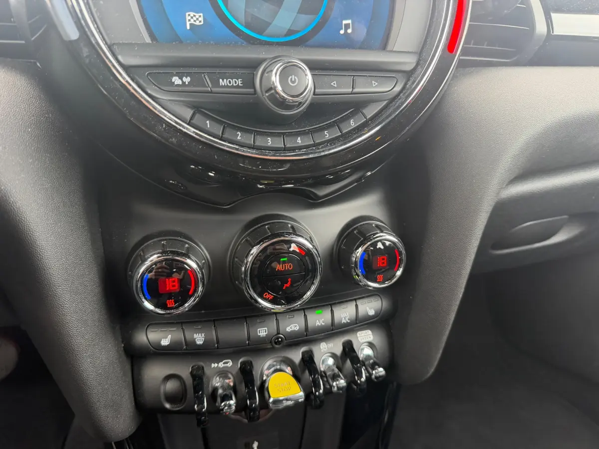Essential 33 kWh - Moonwalk Grey/Black - Carplay/Cruise/Camera