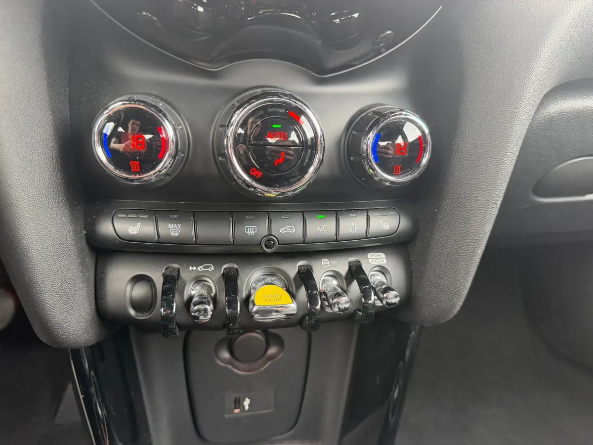 Essential 33 kWh - Moonwalk Grey/Black - Carplay/Cruise/Camera