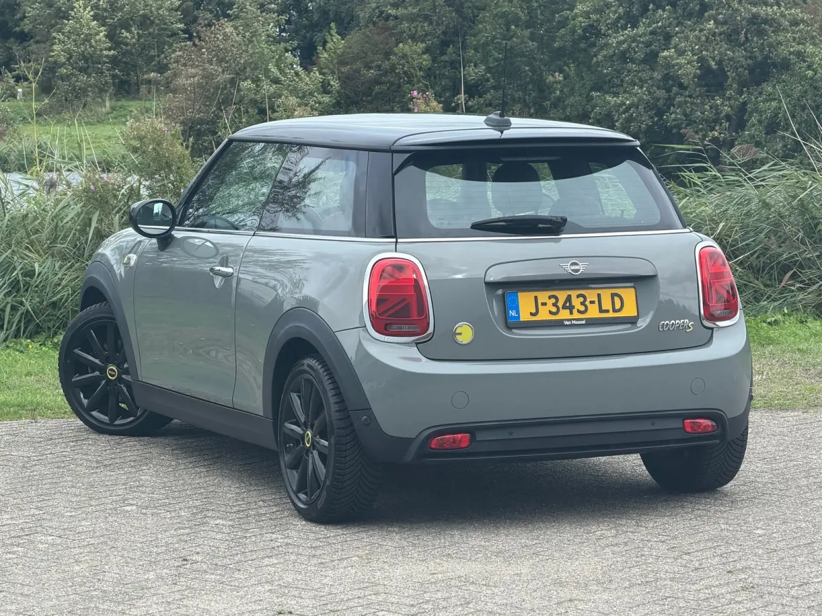 Essential 33 kWh - Moonwalk Grey/Black - Carplay/Cruise/Camera