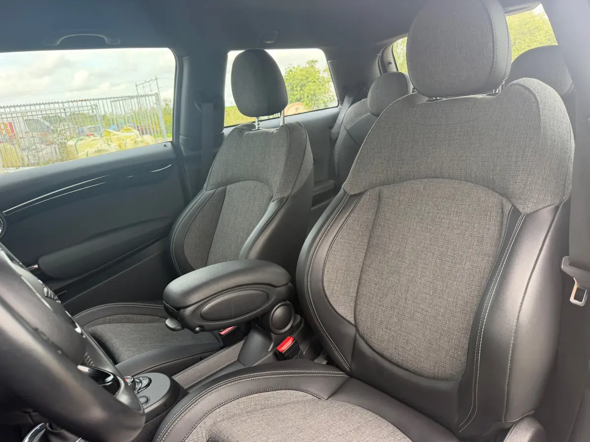 Essential 33 kWh - Moonwalk Grey/Black - Carplay/Cruise/Camera