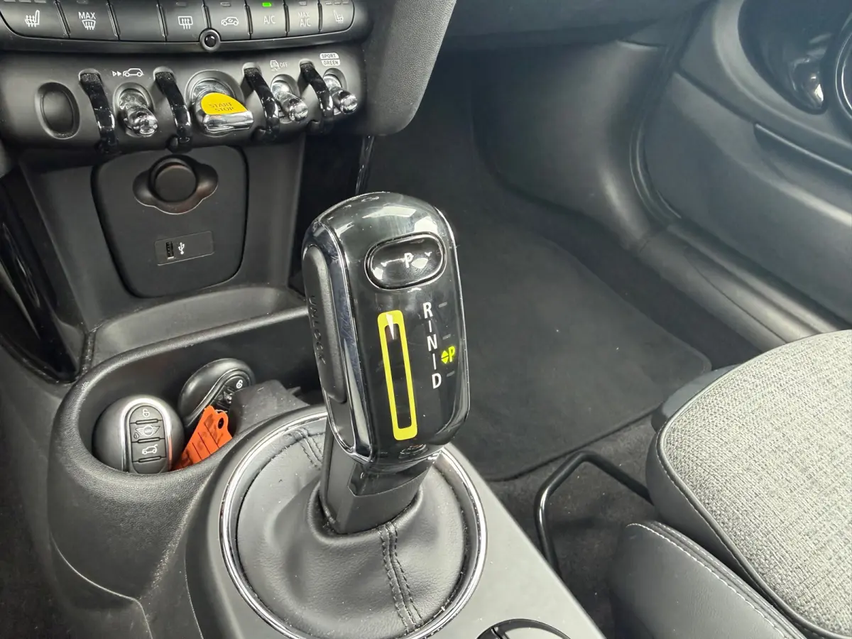 Essential 33 kWh - Moonwalk Grey/Black - Carplay/Cruise/Camera