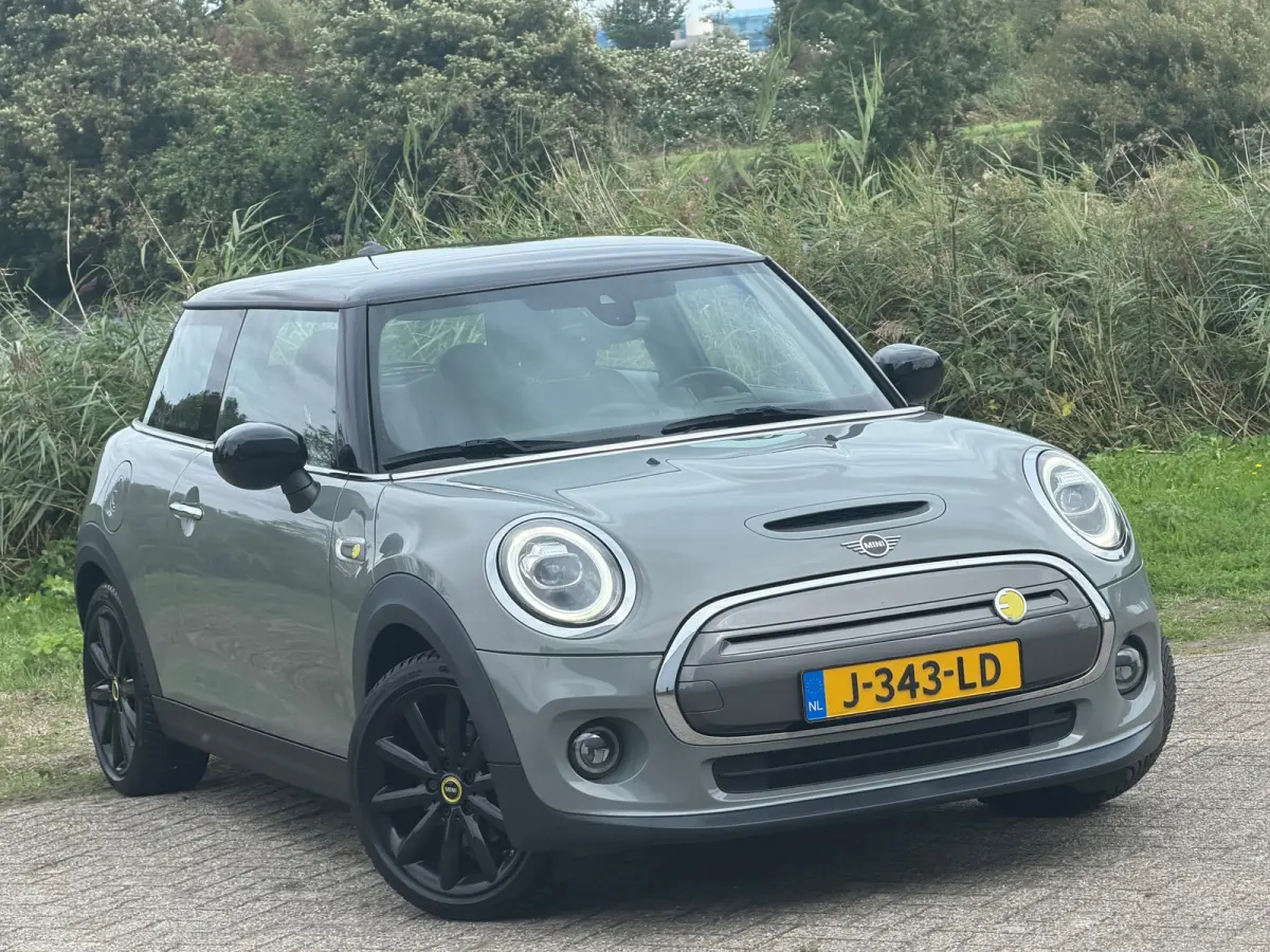 Essential 33 kWh - Moonwalk Grey/Black - Carplay/Cruise/Camera