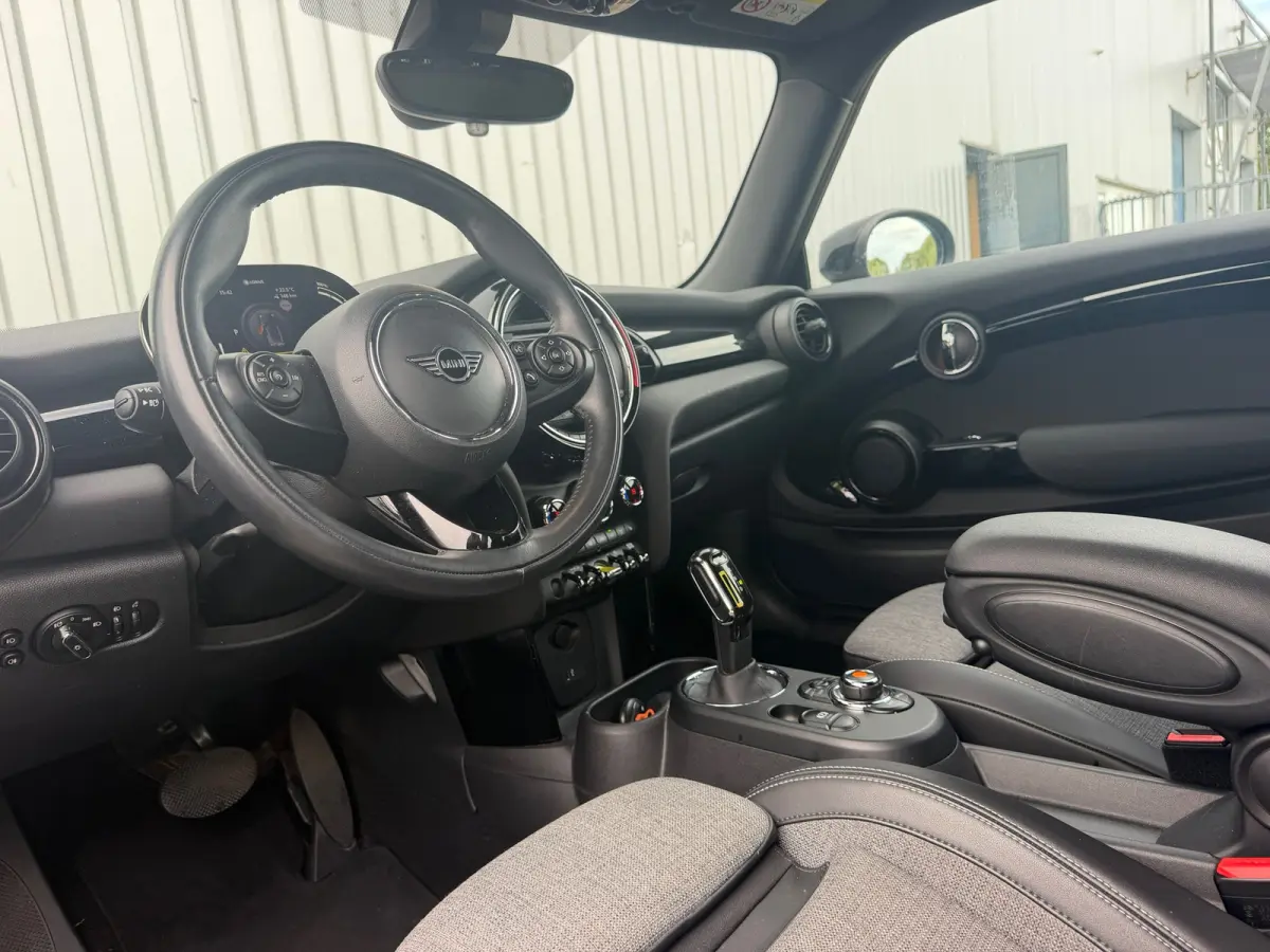 Essential 33 kWh - Moonwalk Grey/Black - Carplay/Cruise/Camera