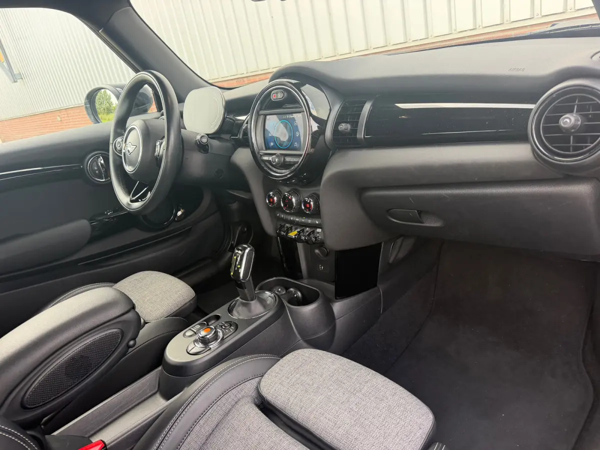 Essential 33 kWh - Moonwalk Grey/Black - Carplay/Cruise/Camera