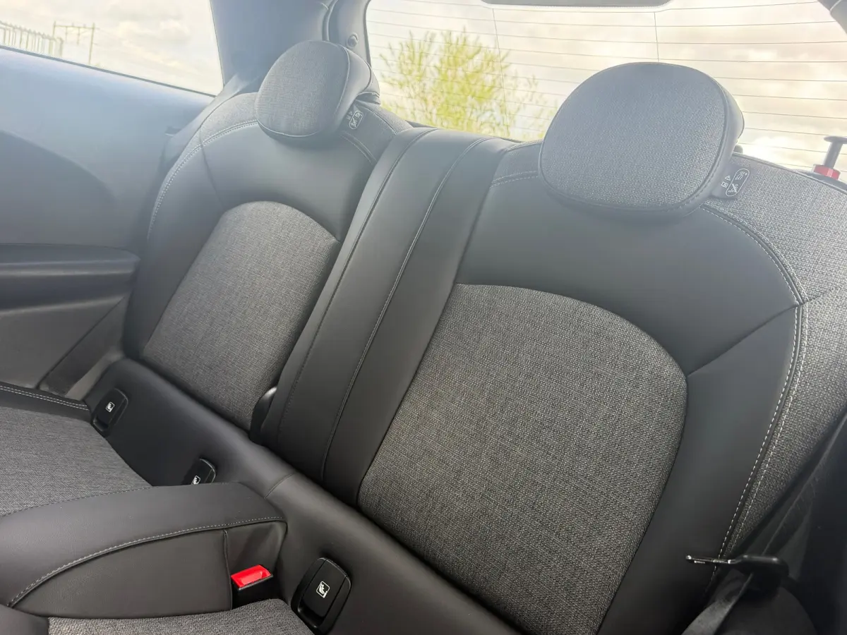 Essential 33 kWh - Moonwalk Grey/Black - Carplay/Cruise/Camera