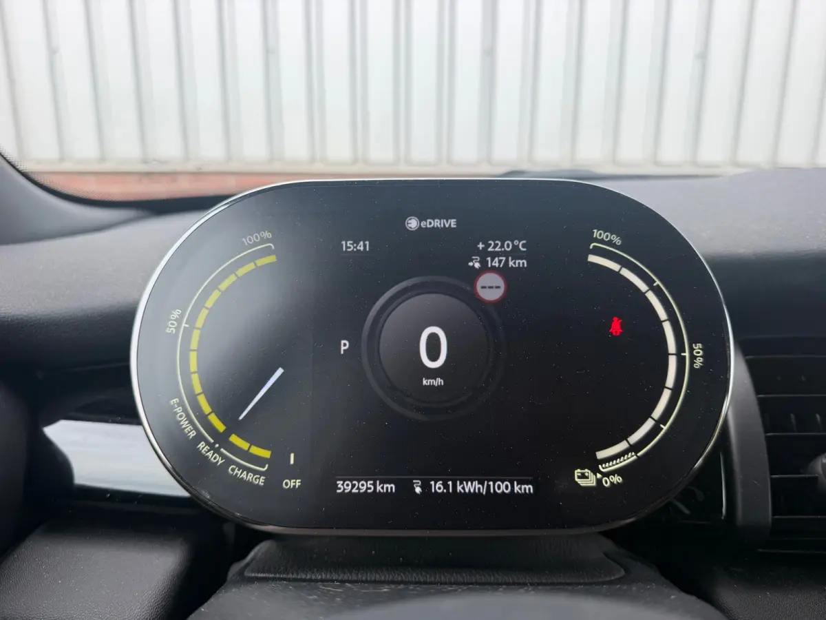 Essential 33 kWh - Moonwalk Grey/Black - Carplay/Cruise/Camera