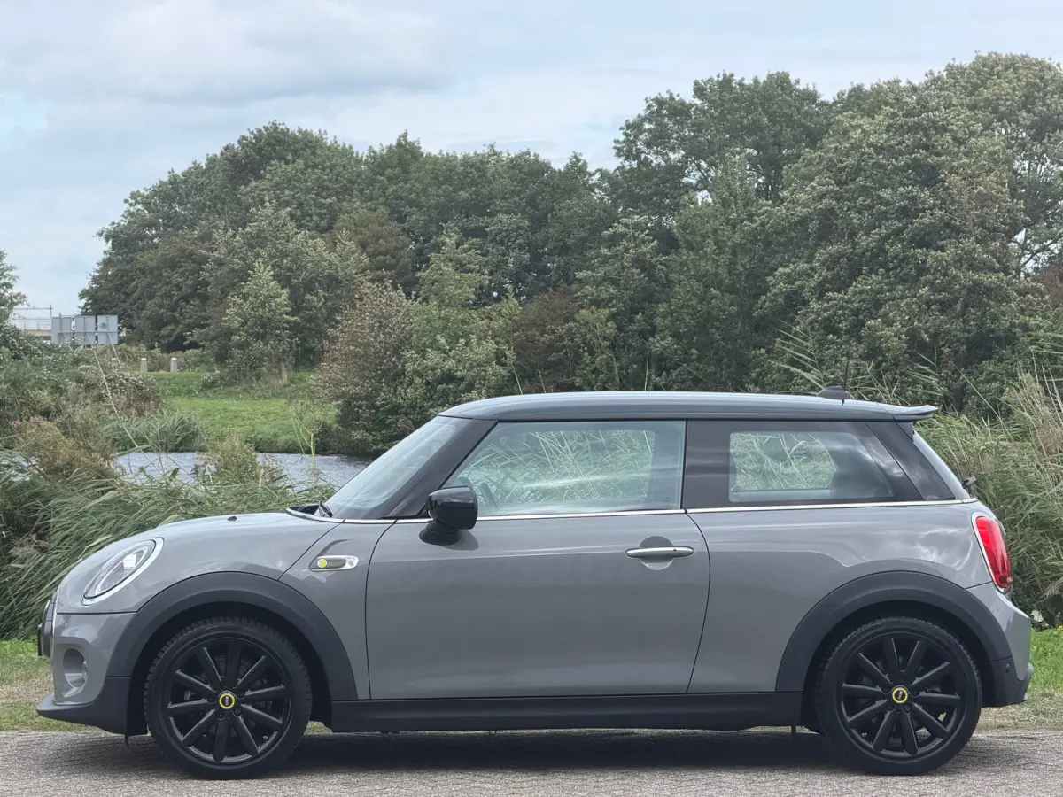 Essential 33 kWh - Moonwalk Grey/Black - Carplay/Cruise/Camera