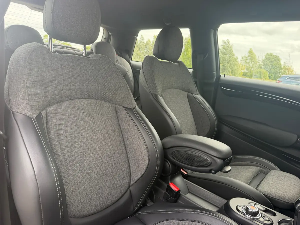Essential 33 kWh - Moonwalk Grey/Black - Carplay/Cruise/Camera