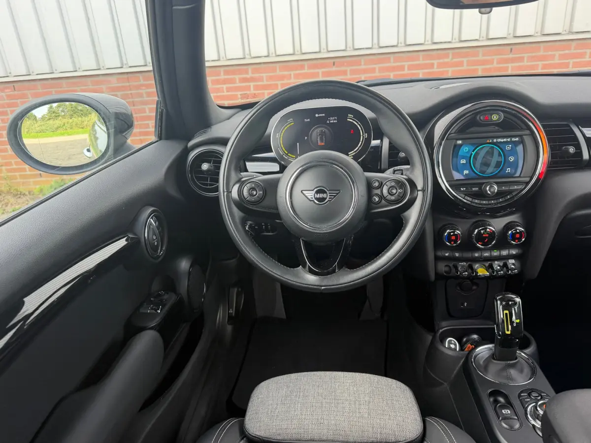 Essential 33 kWh - Moonwalk Grey/Black - Carplay/Cruise/Camera