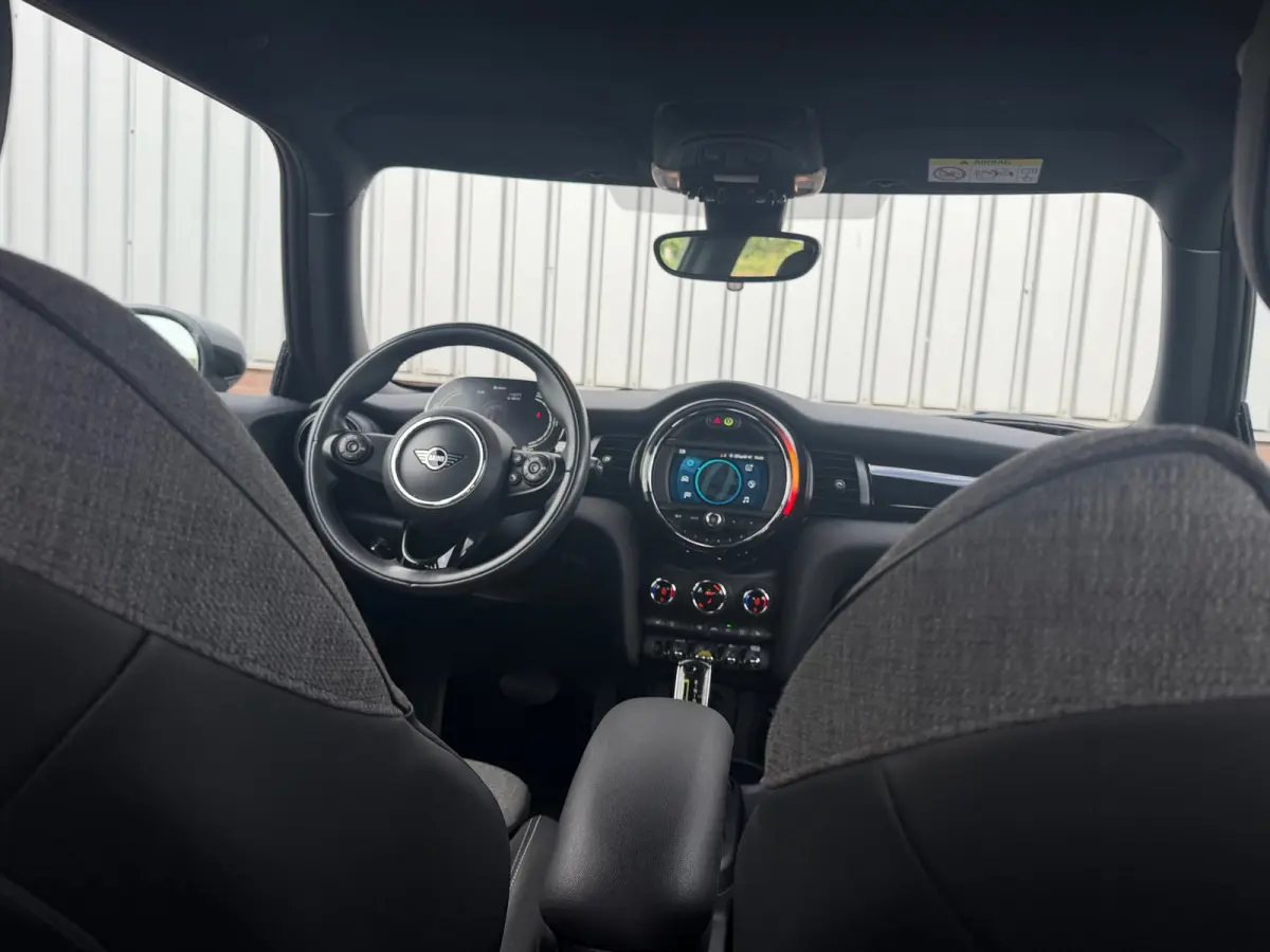 Essential 33 kWh - Moonwalk Grey/Black - Carplay/Cruise/Camera