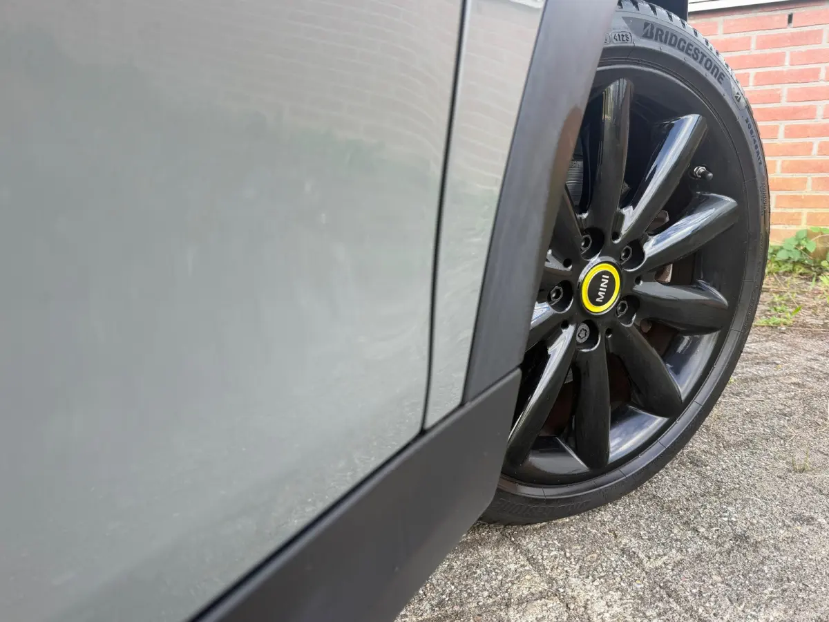 Essential 33 kWh - Moonwalk Grey/Black - Carplay/Cruise/Camera