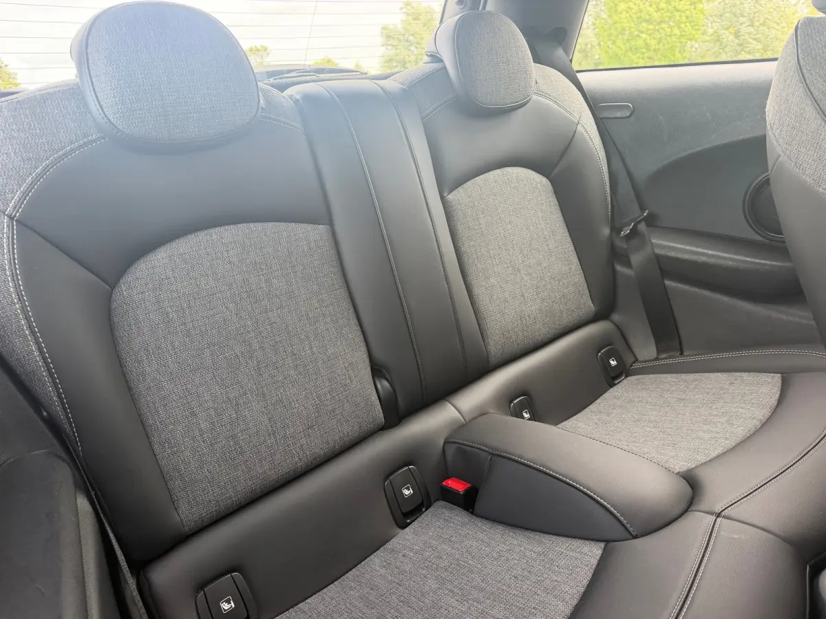 Essential 33 kWh - Moonwalk Grey/Black - Carplay/Cruise/Camera