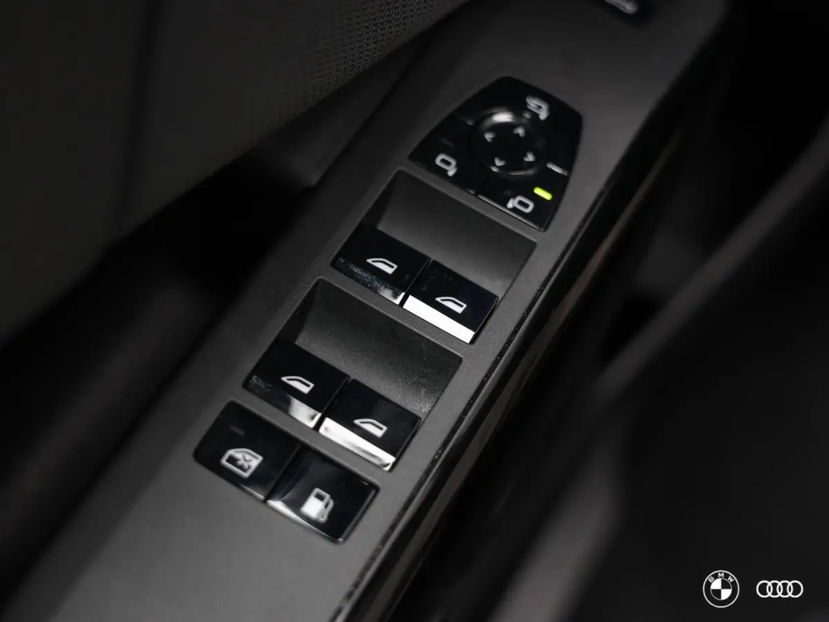 xDr30e M SPORT / H&K AUDIO / VERW STOEL- & STUUR / TREKHAAK / ACC / 19"