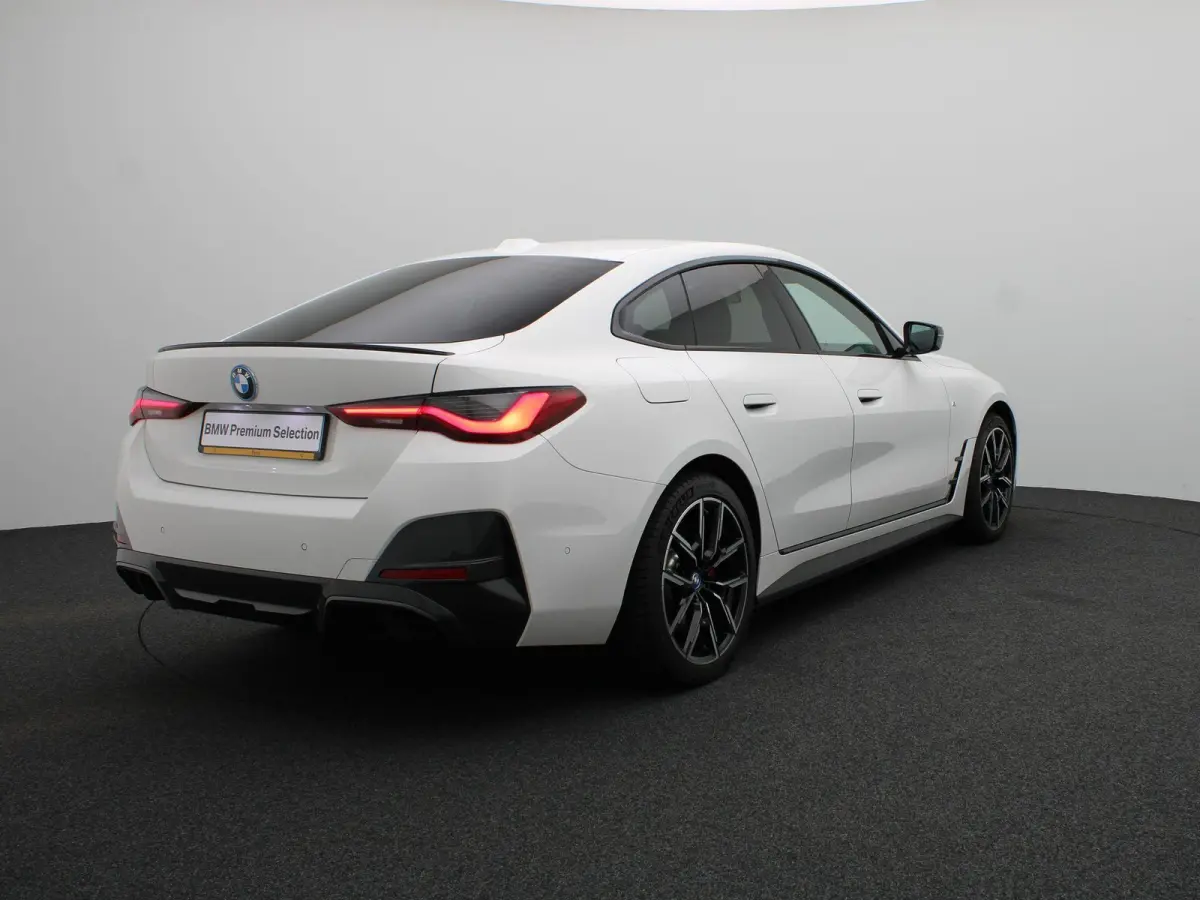eDrive35 M Sportpakket Pro | SoH 96.0% | Achteruitrijcamera | Elektrisch verwarmde voorstoelen | Parking Assistant | PDC |HIFI | 19''