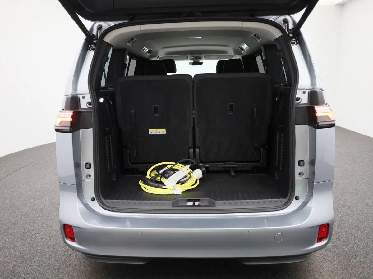 Pro 86 kWh LWB 6p. 286 PK| Navigatie Pro | Achterklep Elektrisch | Achteruitrijcamera | 6-Zits | 20 Inch Velgen | Stoelverwarming | Stuurwielverwarming