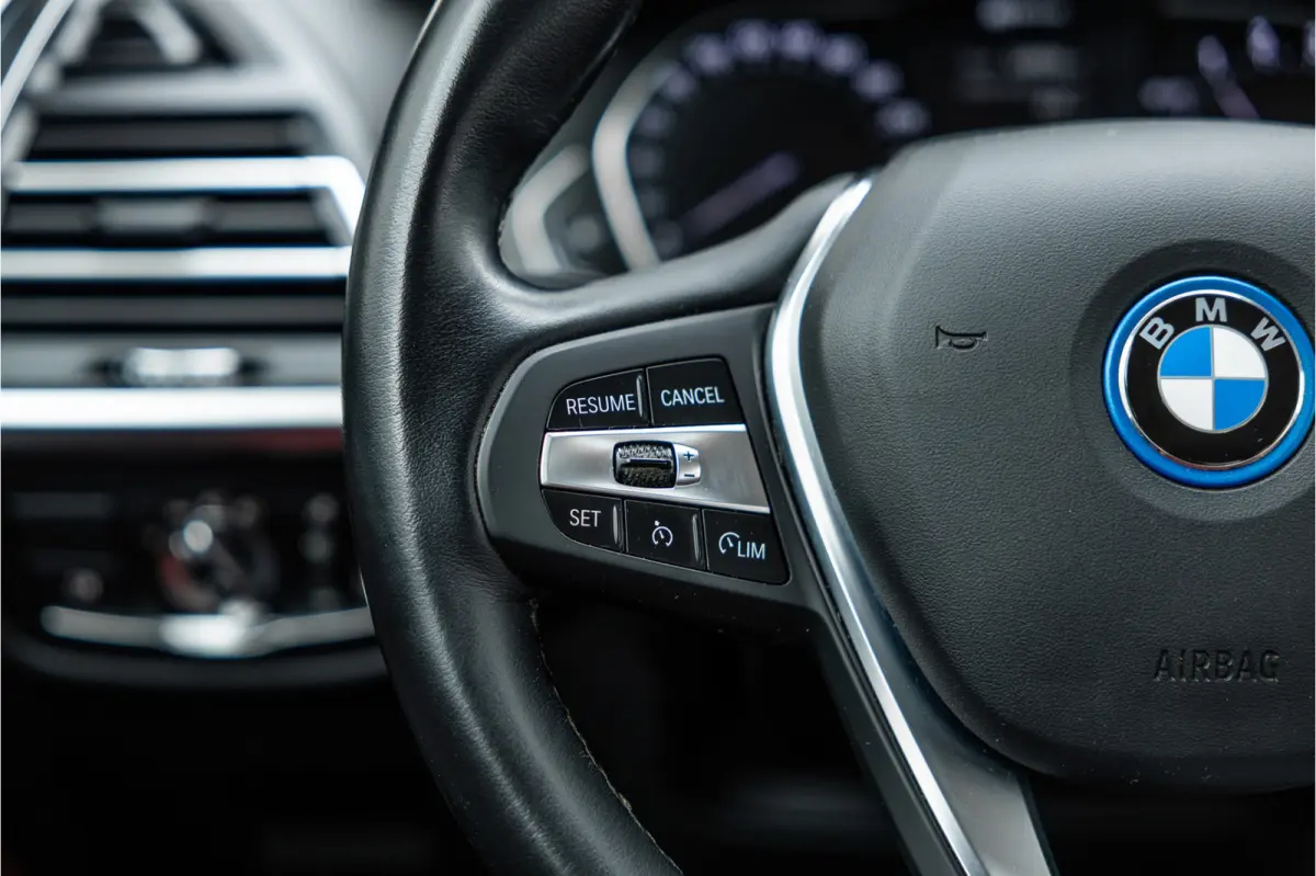 xDrive30e SOH 99% / LED / Camera / All-Season / Carplay /