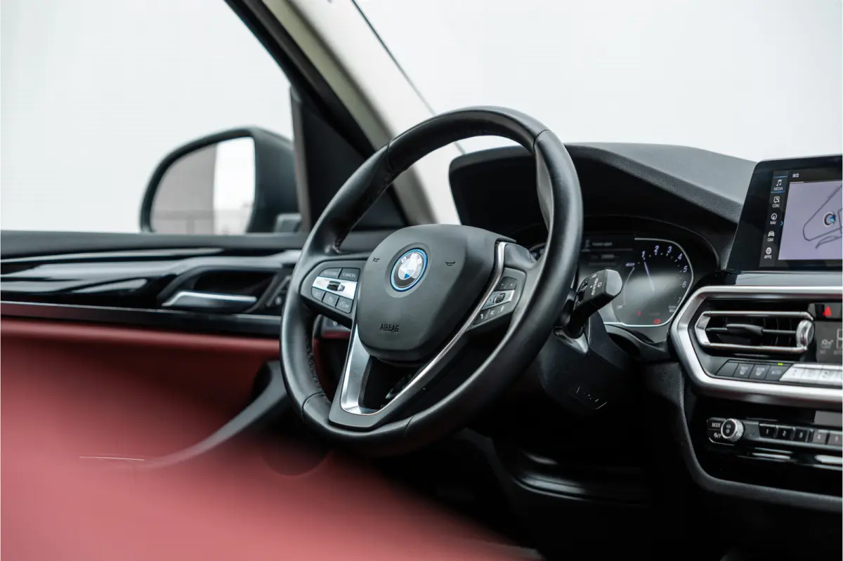 xDrive30e SOH 99% / LED / Camera / All-Season / Carplay /