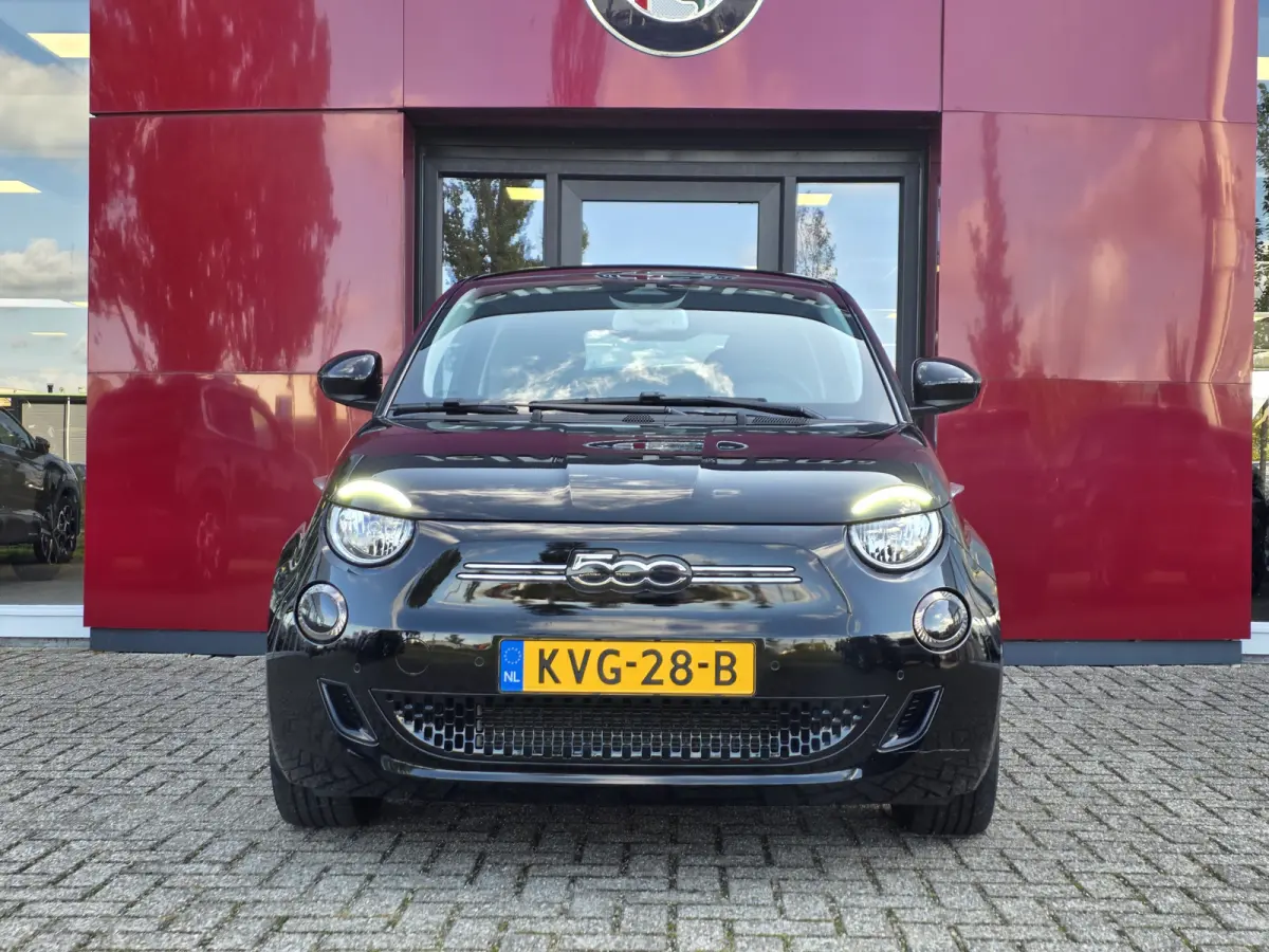 Urban 42 kWh | Pack Style | Pack Comfort | Camera | Stoelverwarming | Cruise control | Lane Assist | Apple Carplay/Android Auto