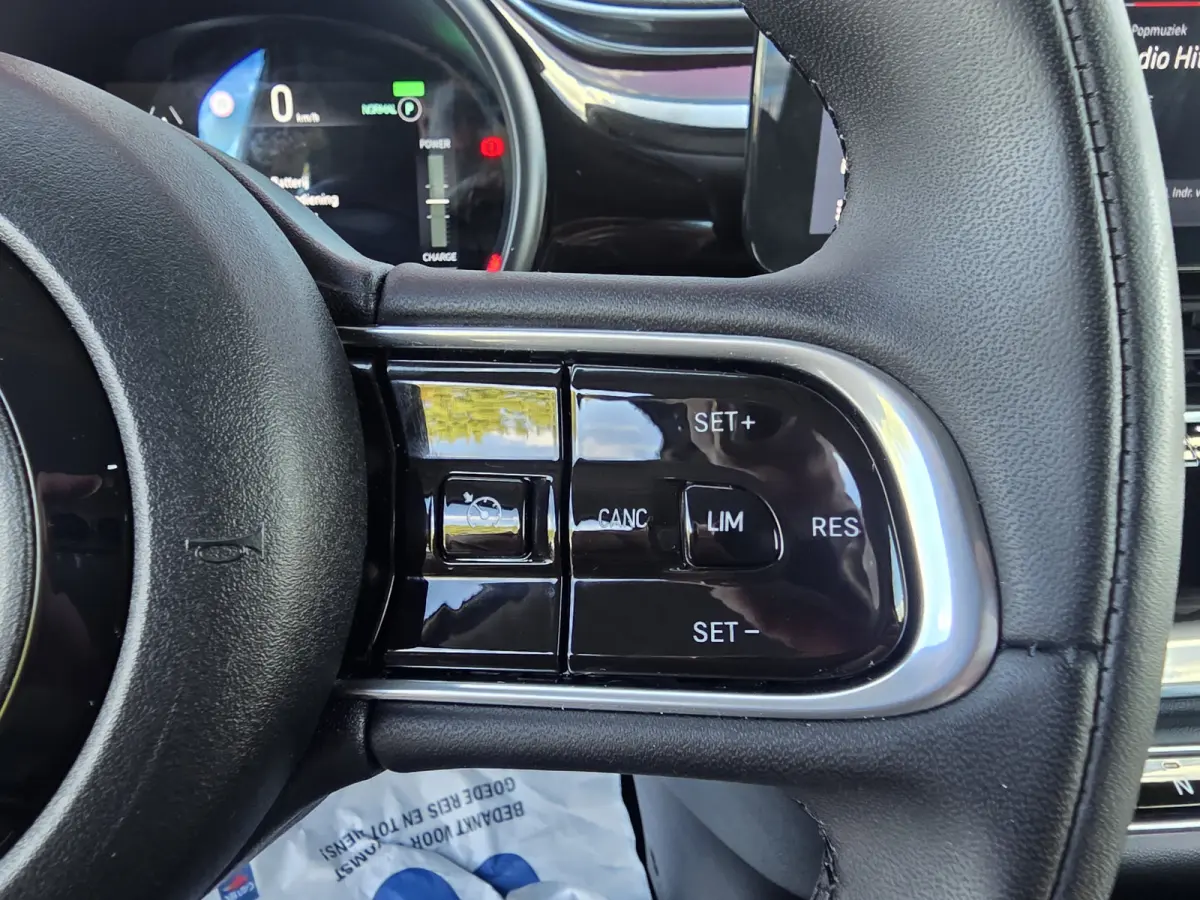 Urban 42 kWh | Pack Style | Pack Comfort | Camera | Stoelverwarming | Cruise control | Lane Assist | Apple Carplay/Android Auto